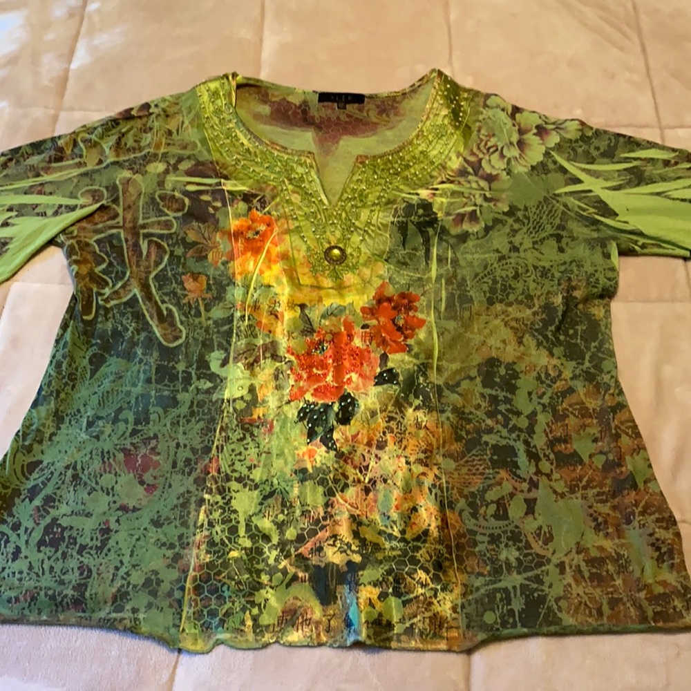Plus top in green sublimation print